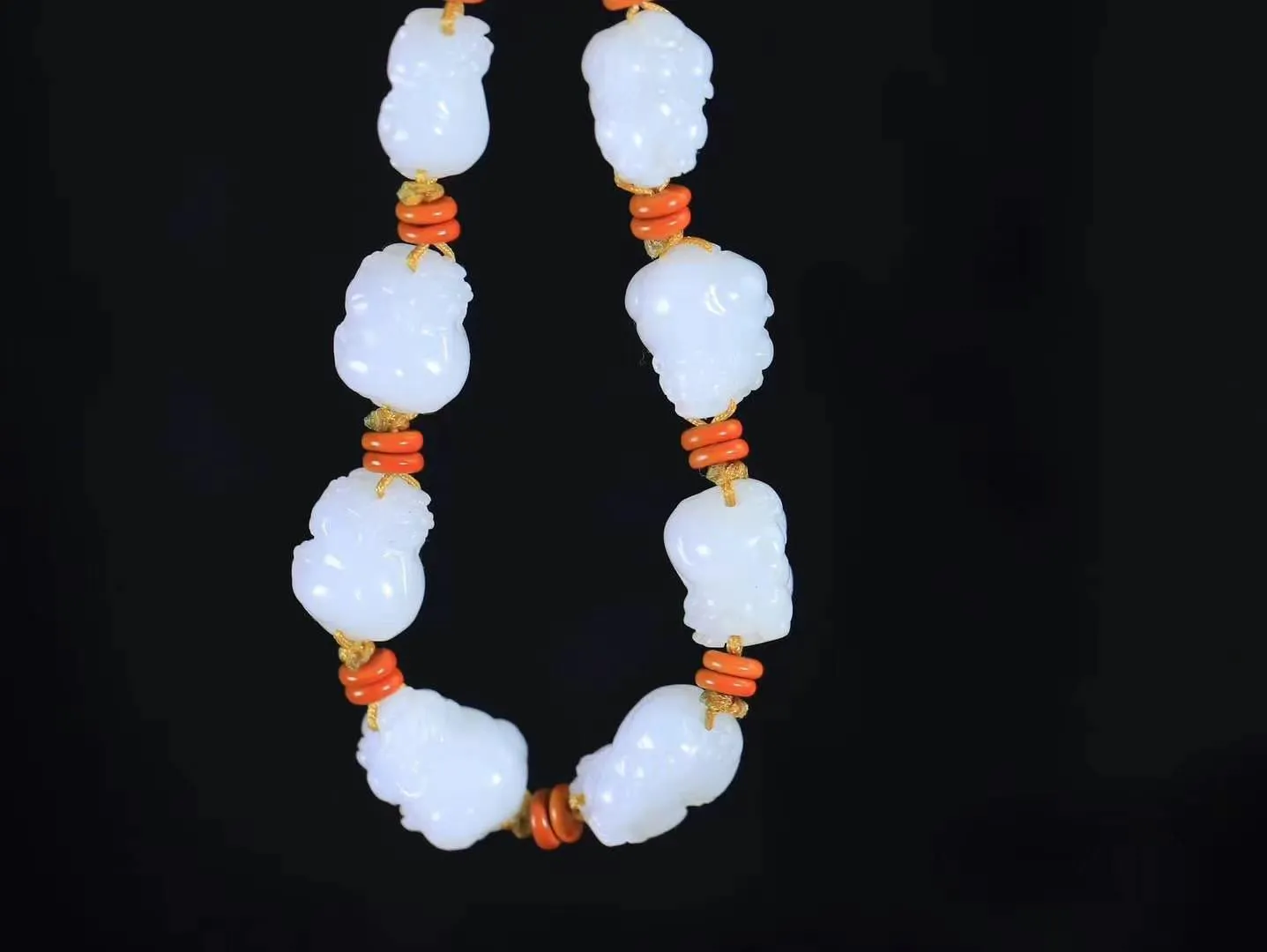 【招财貔貅.手串】

精品和田玉白玉貔貅手串，玉质温润细腻 油性十足 精雕貔貅双目圆瞪，巨口微张，獠牙毕露，兽相威严凶狠，爪利如锥，威风八面，形似守护。
重29.7克 尺寸取一17.5-14-10.4mm FDL-7850800