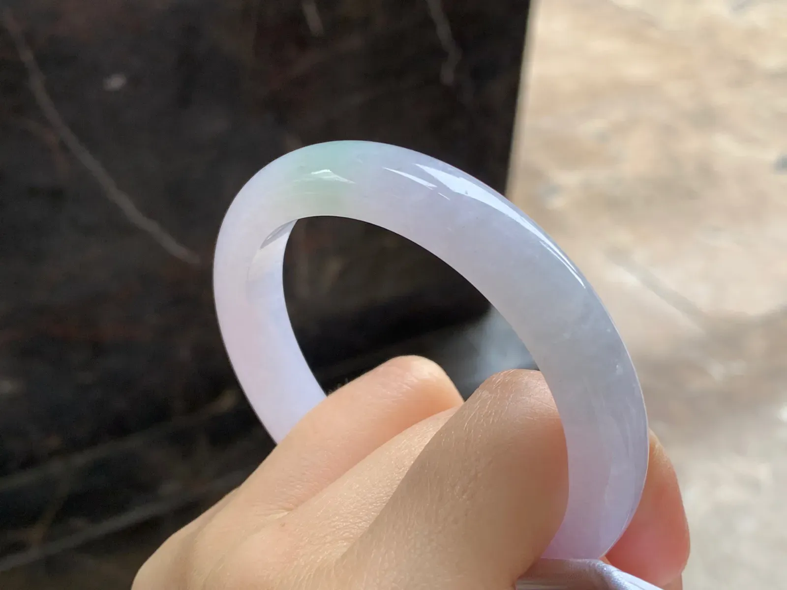 淡春手镯
尺寸：56-10.8-8.4mm
水润十足～干净清秀上手漂亮