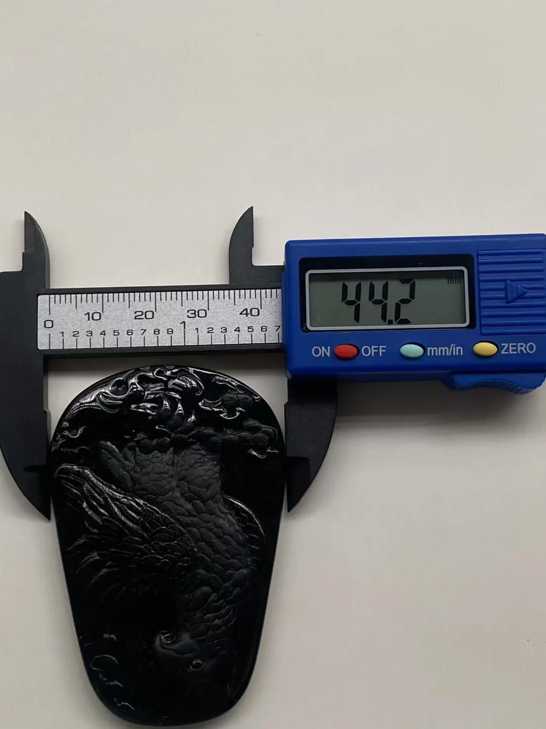 墨翠【大展宏图】细腻干净，黑度极黑、性价比高，雕工精湛，打灯透绿‘