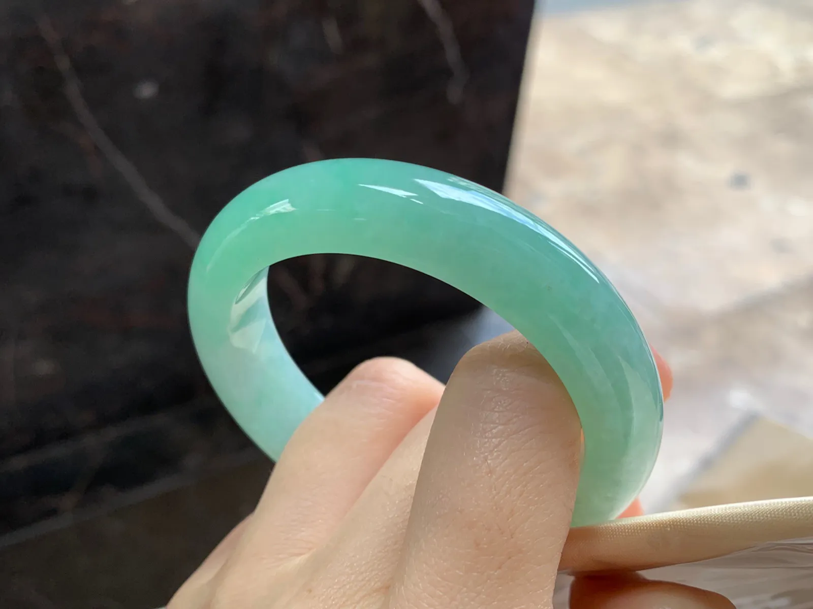 晴绿手镯
尺寸：52.6-13.1-8.9mm
肉质细腻干净～甜甜的料子很漂亮