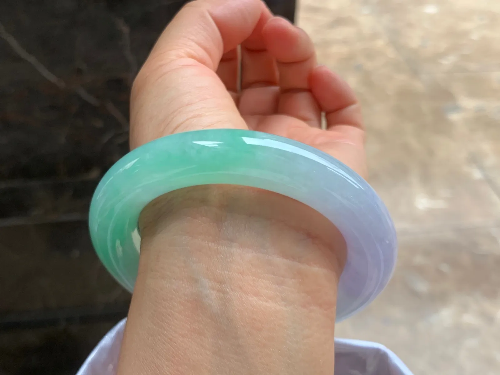 58-13mm
春彩圆条手镯 种好细腻 颜色漂亮 条形优秀