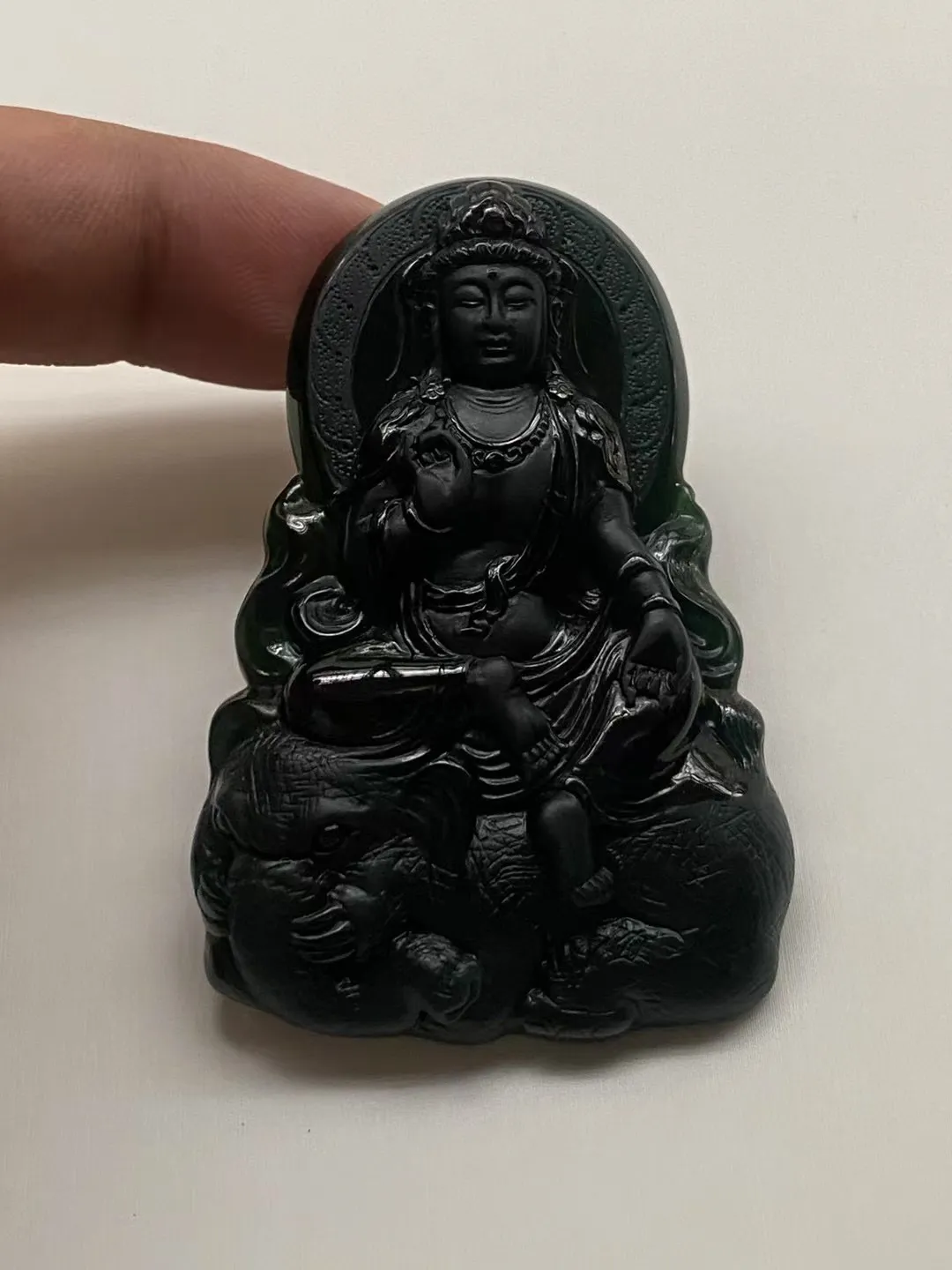 墨翠【普贤菩萨】细腻干净，黑度极黑，性价比高，雕工精湛，打灯透绿.