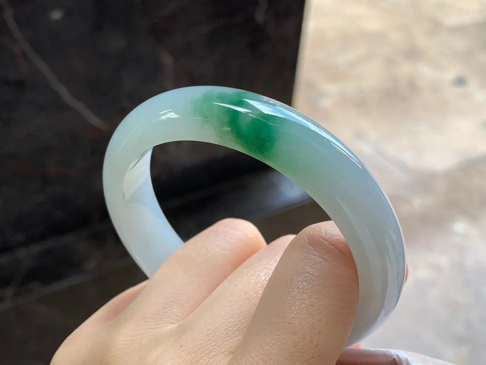 带色手镯
尺寸：58-13.6-7.8mm
底子细腻干净～绿色点缀