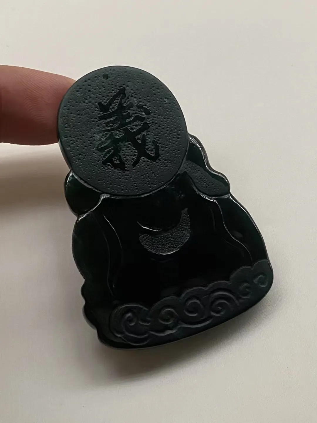 墨翠【武圣—关二爷】细腻干净，黑度好，性价比高，雕工精湛，打灯透绿‘