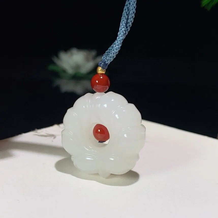 和田玉羊脂白玉花开富贵挂件。尺寸29/29/12mm重17.2克，白度一级。玉质细腻油润 脂粉好，品质好 lt250507