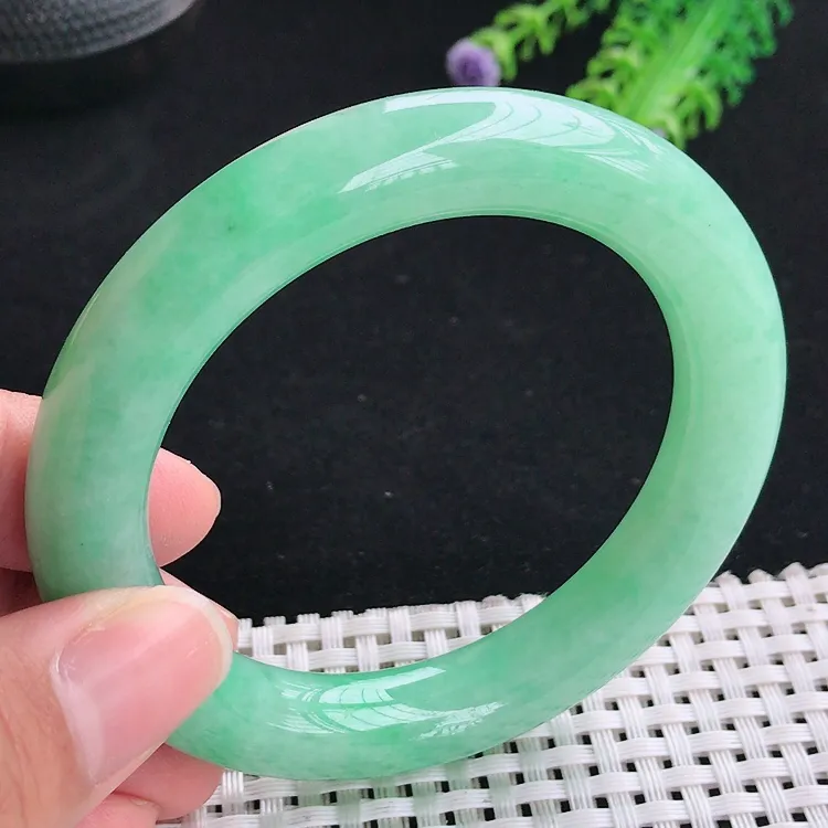 自然光55.5圈口老坑精美温润满绿苹果绿圆条手镯翡翠玉镯尺寸55.5/11.2/10.8