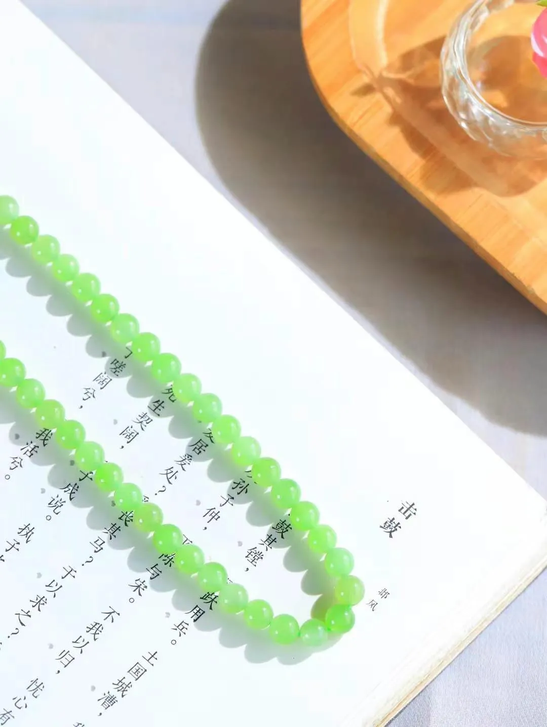 【珠圆玉润.项链】

精品和田玉碧玉珠圆玉润项链 玉质温润细腻  整串打磨圆润，佩戴舒适。珠珠落玉盘，间关莺语花底滑，一生美好时光，无论身在何处，都有它相伴相守。事事顺遂，幸福美满，吉祥如意。重39.6克 尺寸取一6.1mm  7950878T