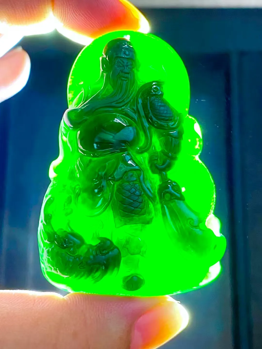 墨翠【武圣—关二爷】细腻干净，黑度好，性价比高，雕工精湛，打灯透绿‘