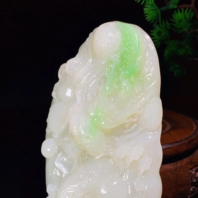 和田玉羊脂白玉青海翠翠青龙佑一方摆件。尺寸139/72/46重522克。白度一级。寓意招财进宝。玉质细腻油润。手推出油。品相大气。lt250507