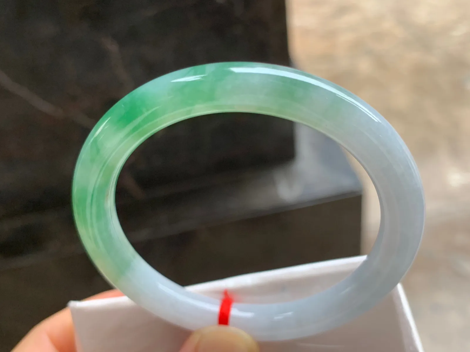 52.5-8mm
飘花圆条手镯 水润绿花 半山半水
