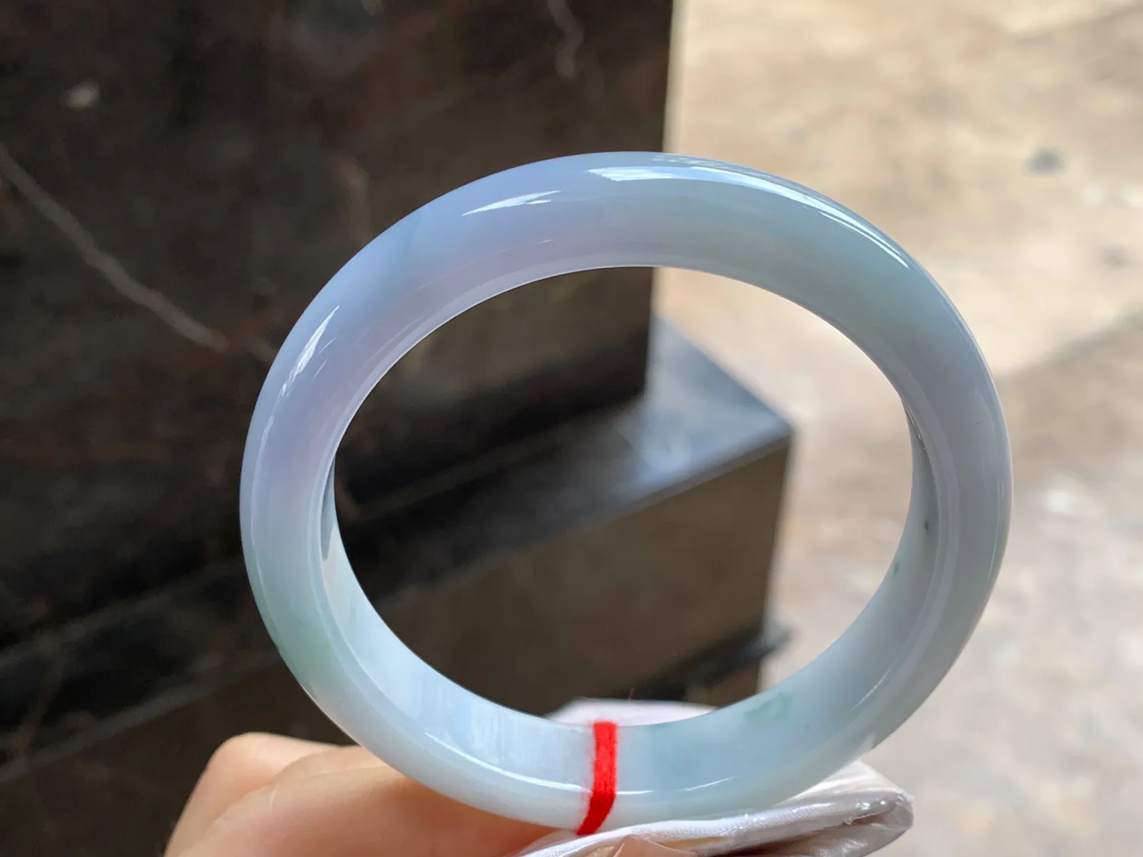 紫罗兰飘花大圈口手镯
尺寸：60-12.8-8.8mm
底子细腻干净～大圈口有特色