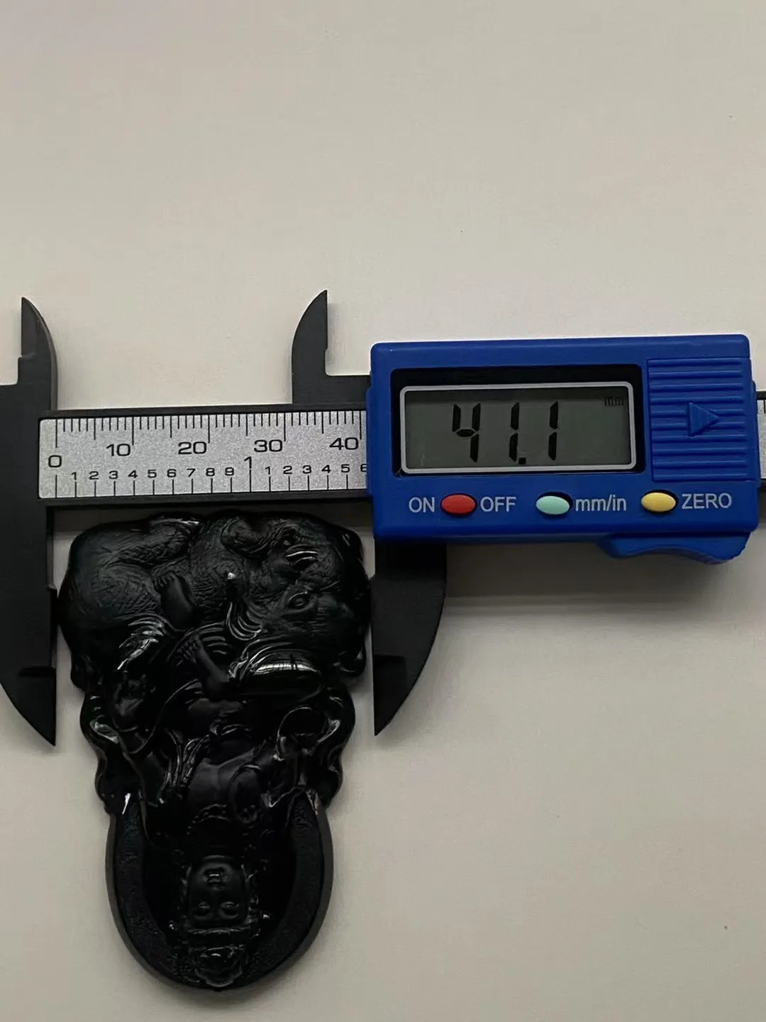 墨翠【普贤菩萨】细腻干净，黑度极黑，性价比高，雕工精湛，打灯透绿.