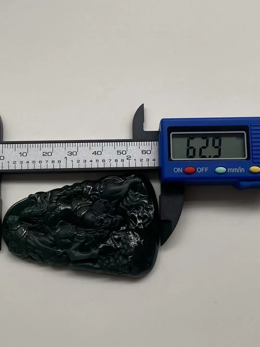 墨翠【骑马关公】细腻干净，黑度好，性价比高，雕工精湛，打灯透绿‘