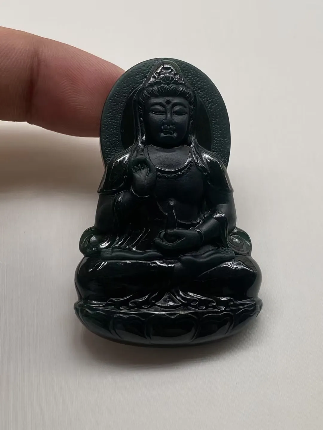 墨翠【观音菩萨】细腻干净，黑度好，性价比高，雕工精湛，打灯透绿.