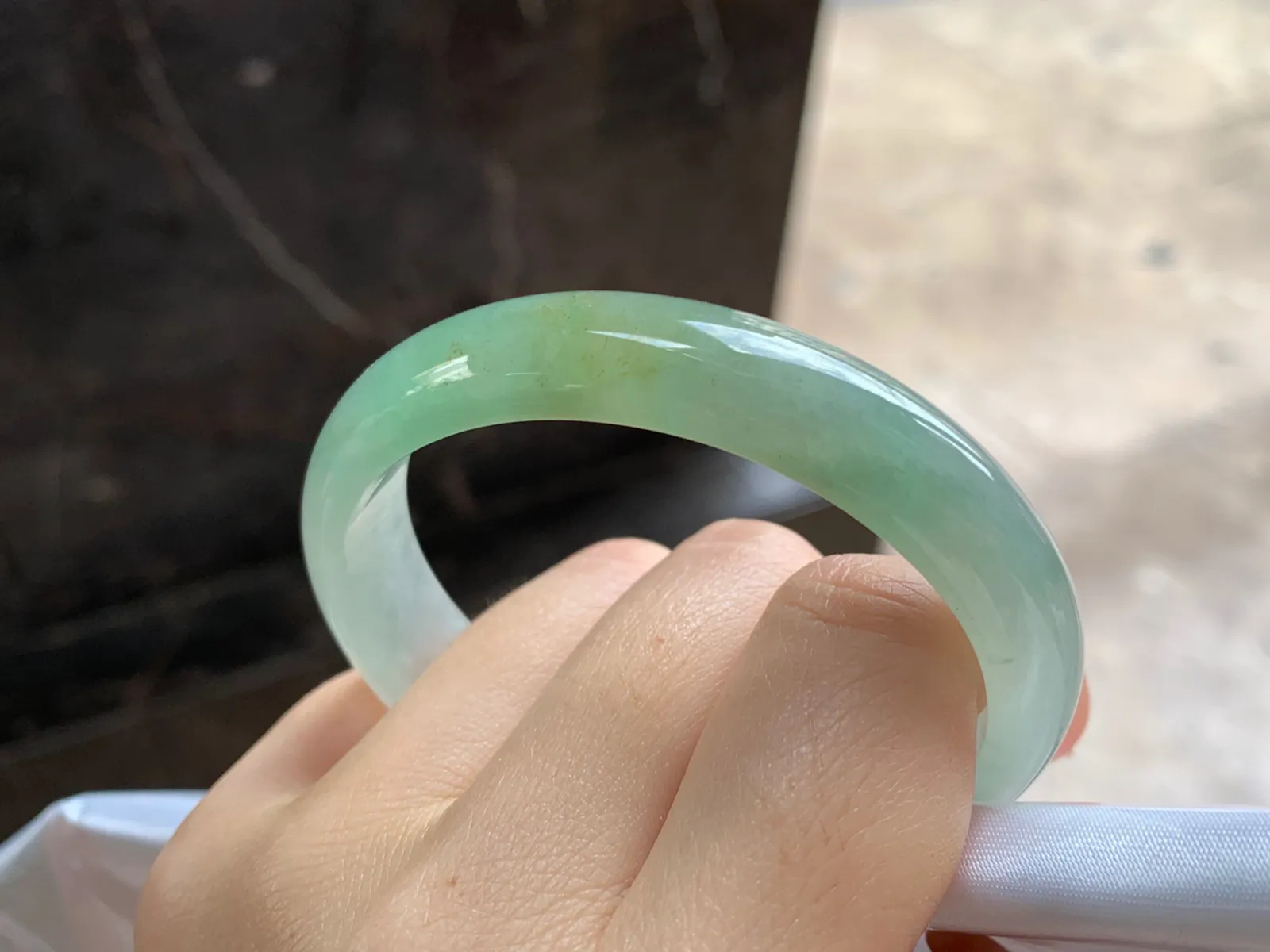 黄加绿贵妃镯
尺寸：55.9-12.5-6.4mm
水润十足～有特色 正圈52 53可以戴上手好看