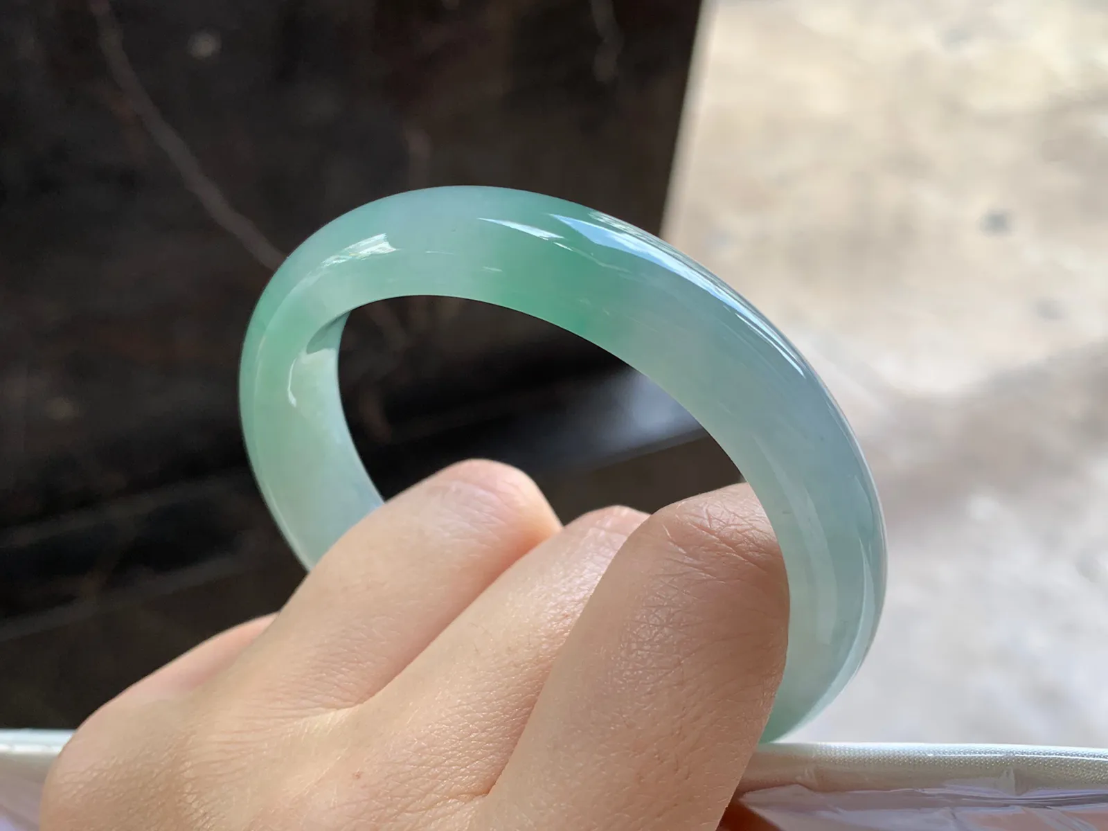 晴绿手镯
尺寸：54.2-12-7.9mm
种老肉细～水润清秀上手漂亮