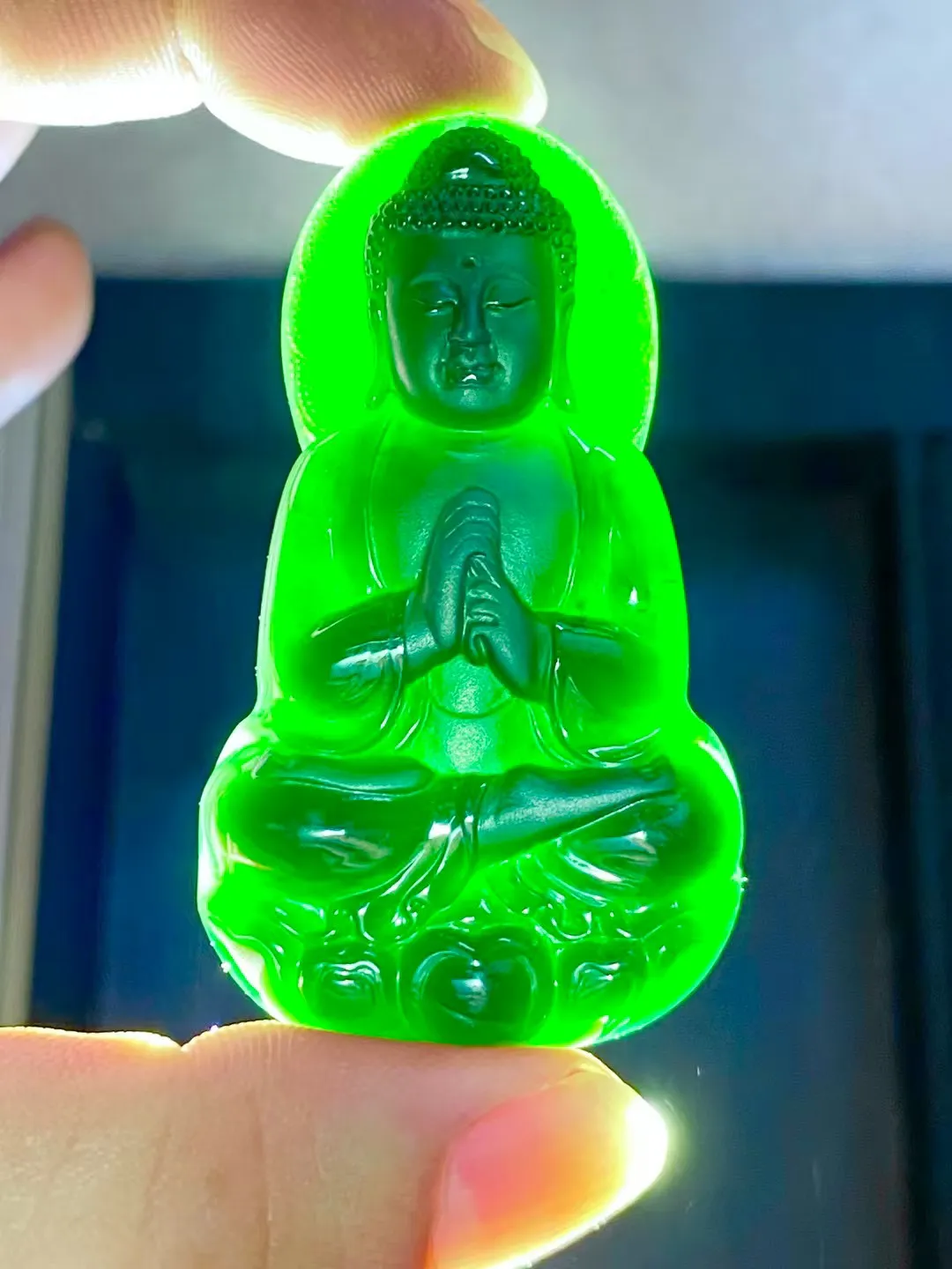 墨翠【大日如来】细腻干净，黑度好，性价比高，雕工精湛，打灯透绿.