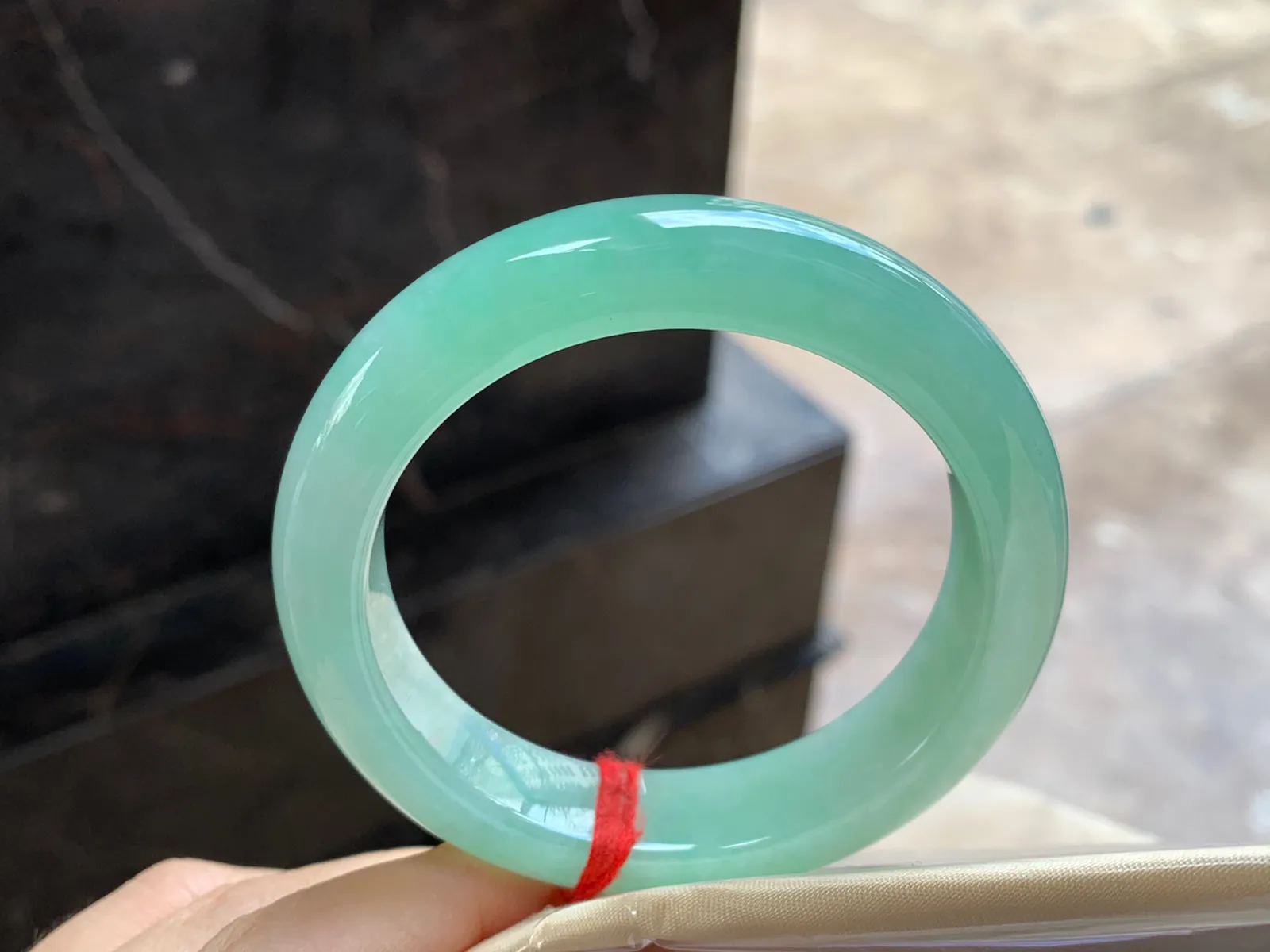 晴绿手镯
尺寸：52.6-13.1-8.9mm
肉质细腻干净～甜甜的料子很漂亮