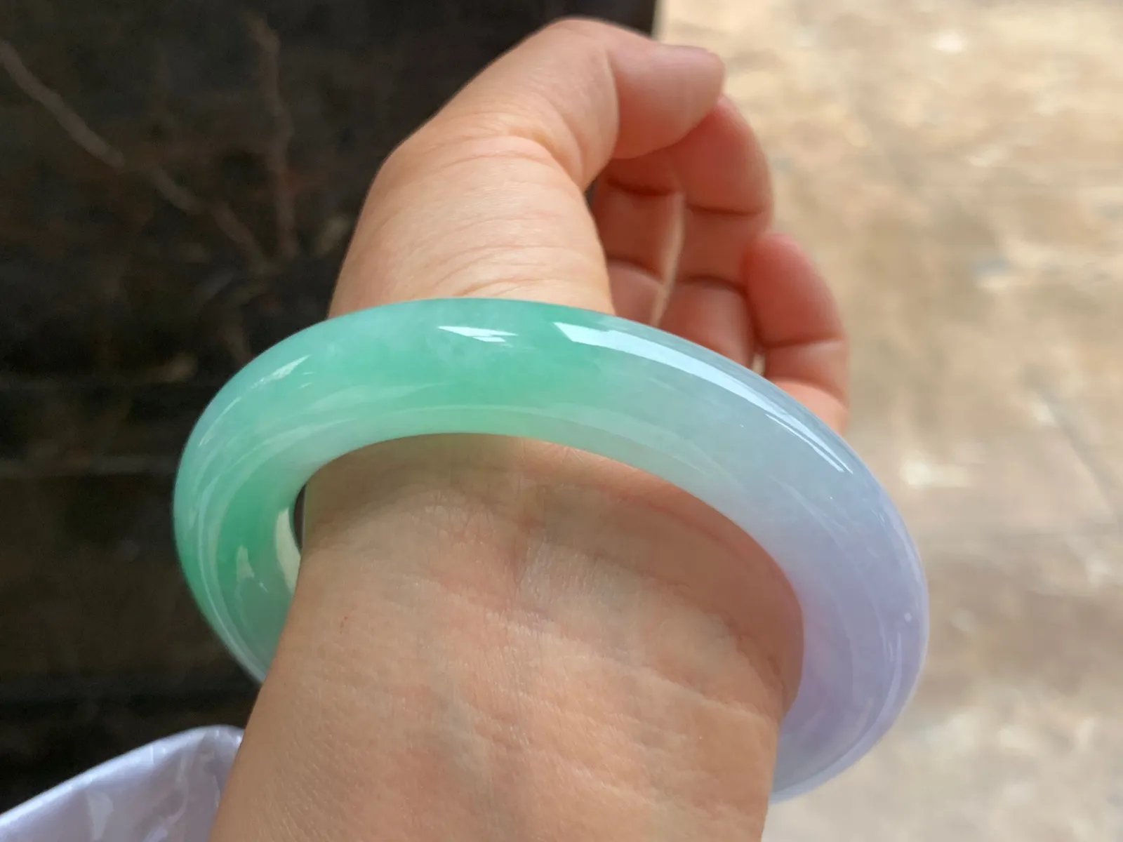 58-13mm
春彩圆条手镯 种好细腻 颜色漂亮 条形优秀