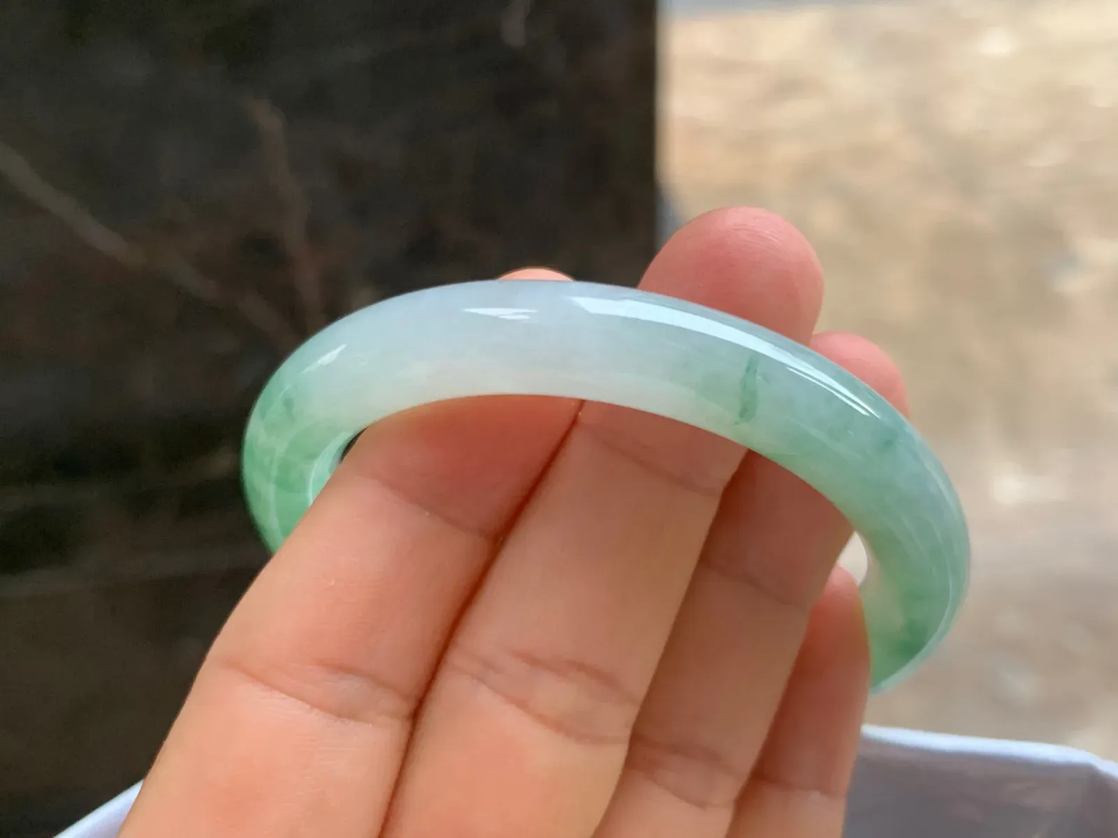 51-9.5-8.5mm
飘花圆条手镯 水润绿花 上手漂亮