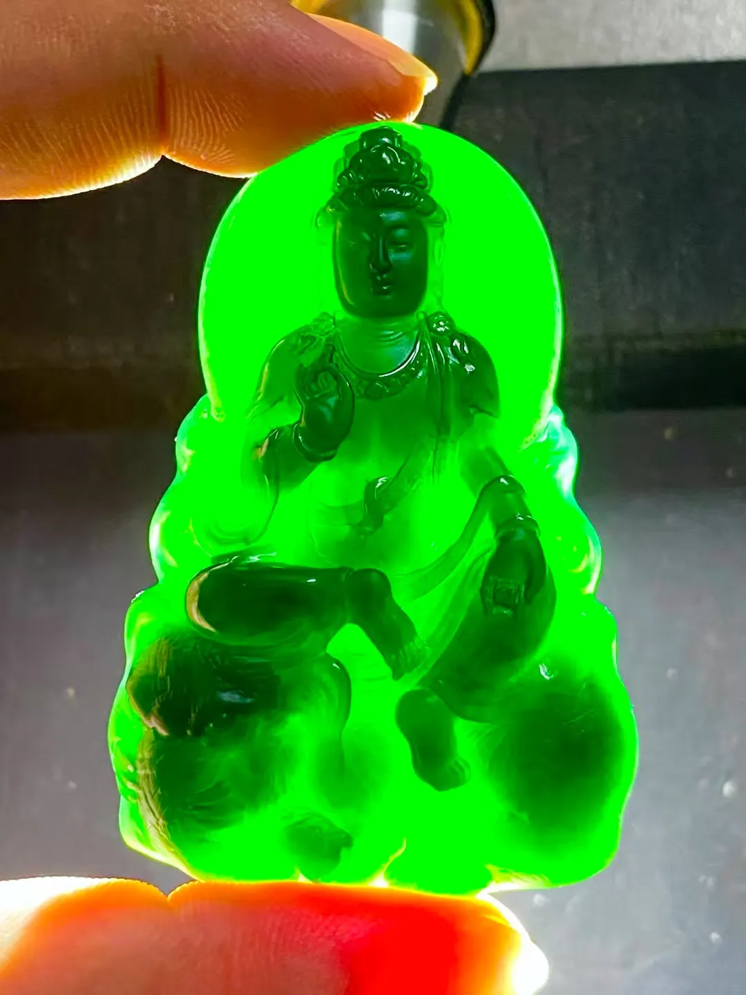 墨翠【普贤菩萨】细腻干净，黑度好，性价比高，雕工精湛，打灯透绿.