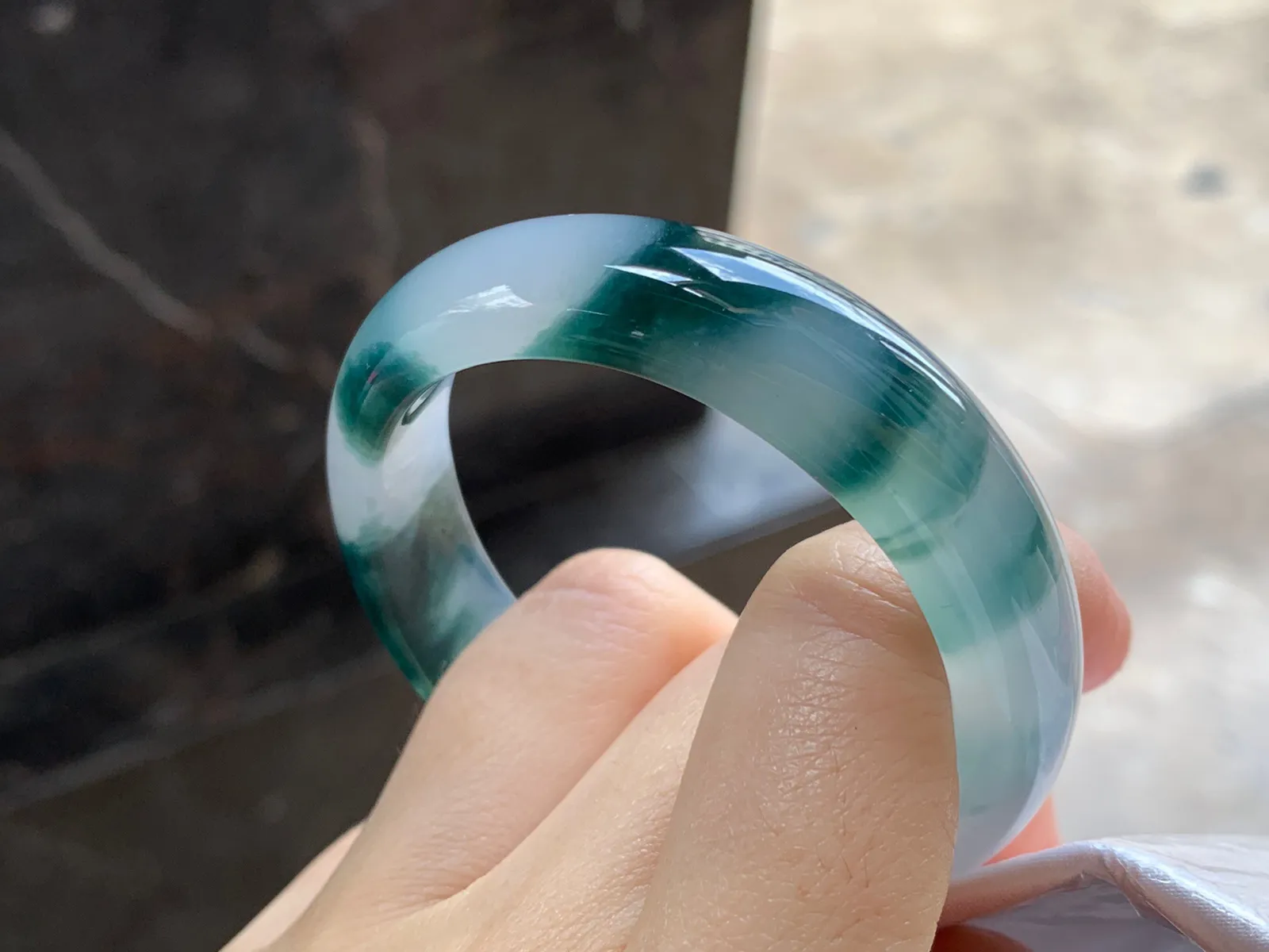飘花贵妃镯
尺寸：54-12.5-7.3mm
种老肉细～飘花浓郁正圈51 52可以戴 推荐
