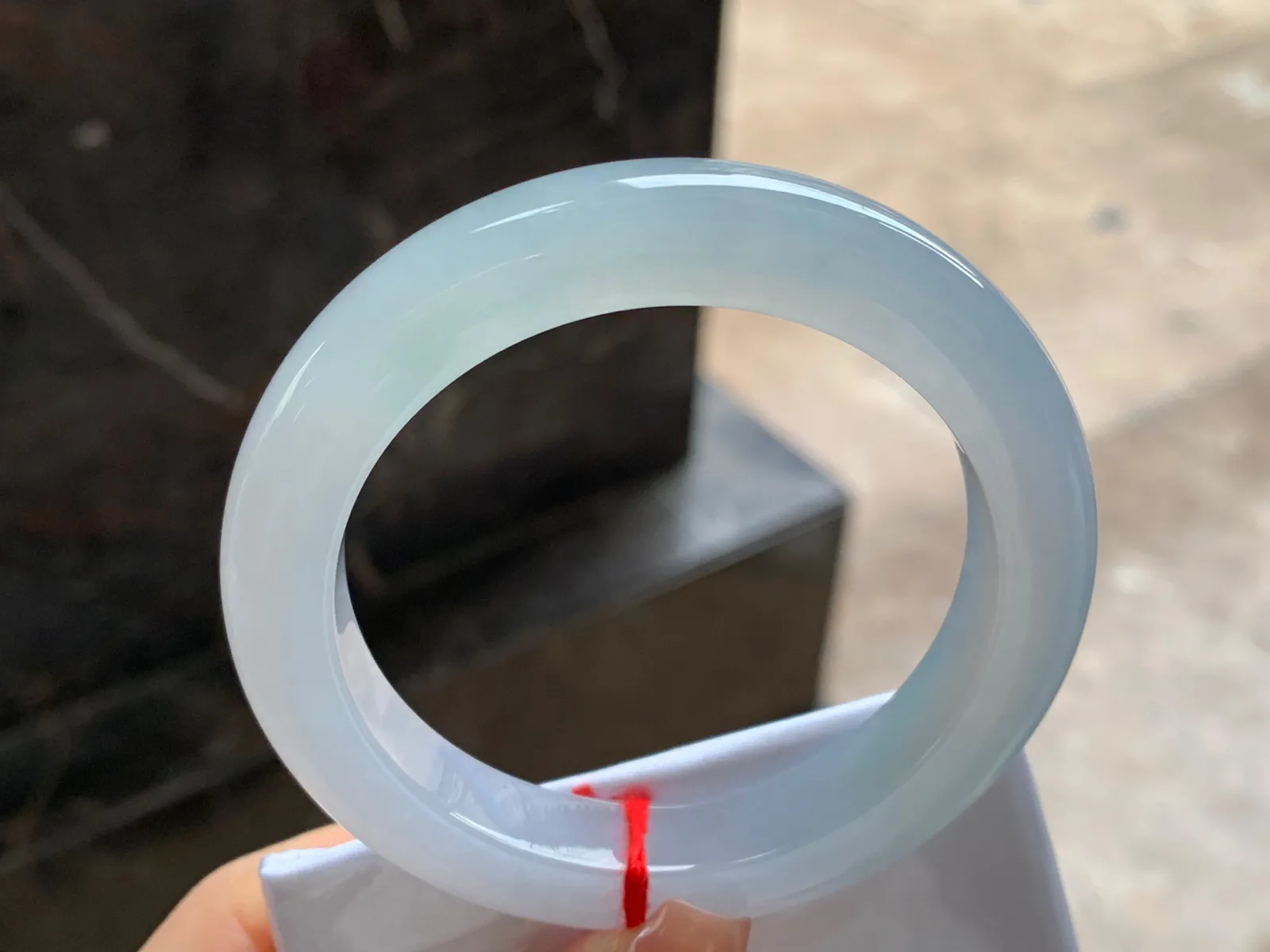 糯冰种手镯
尺寸：55-10.6-9.7mm
种水好 小清新 纯纯的一支上手好看