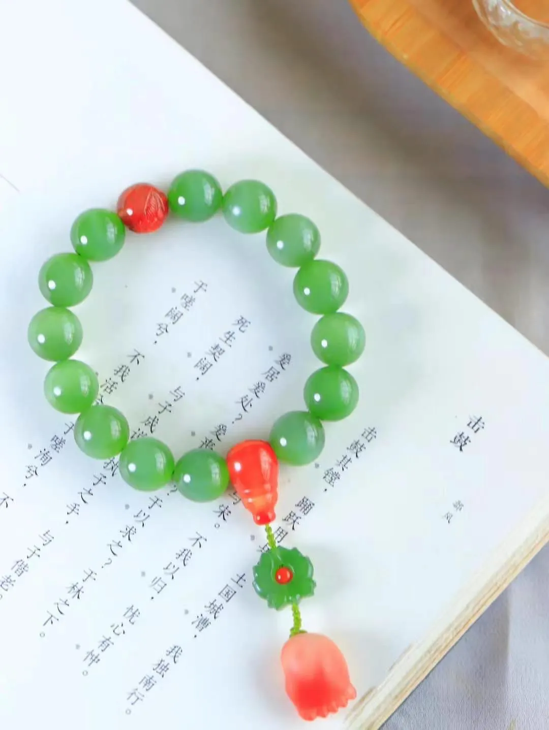 【岁月静好.手串】

精品和田玉碧玉猫眼圆珠手串，精选上等和田玉料，每一颗珠子都散发着温润光泽，宛如岁月沉淀的优雅。佩戴它，感受时光的静谧与从容，彰显不凡品味。重45.4克  尺寸取一11.6mm  4550889T