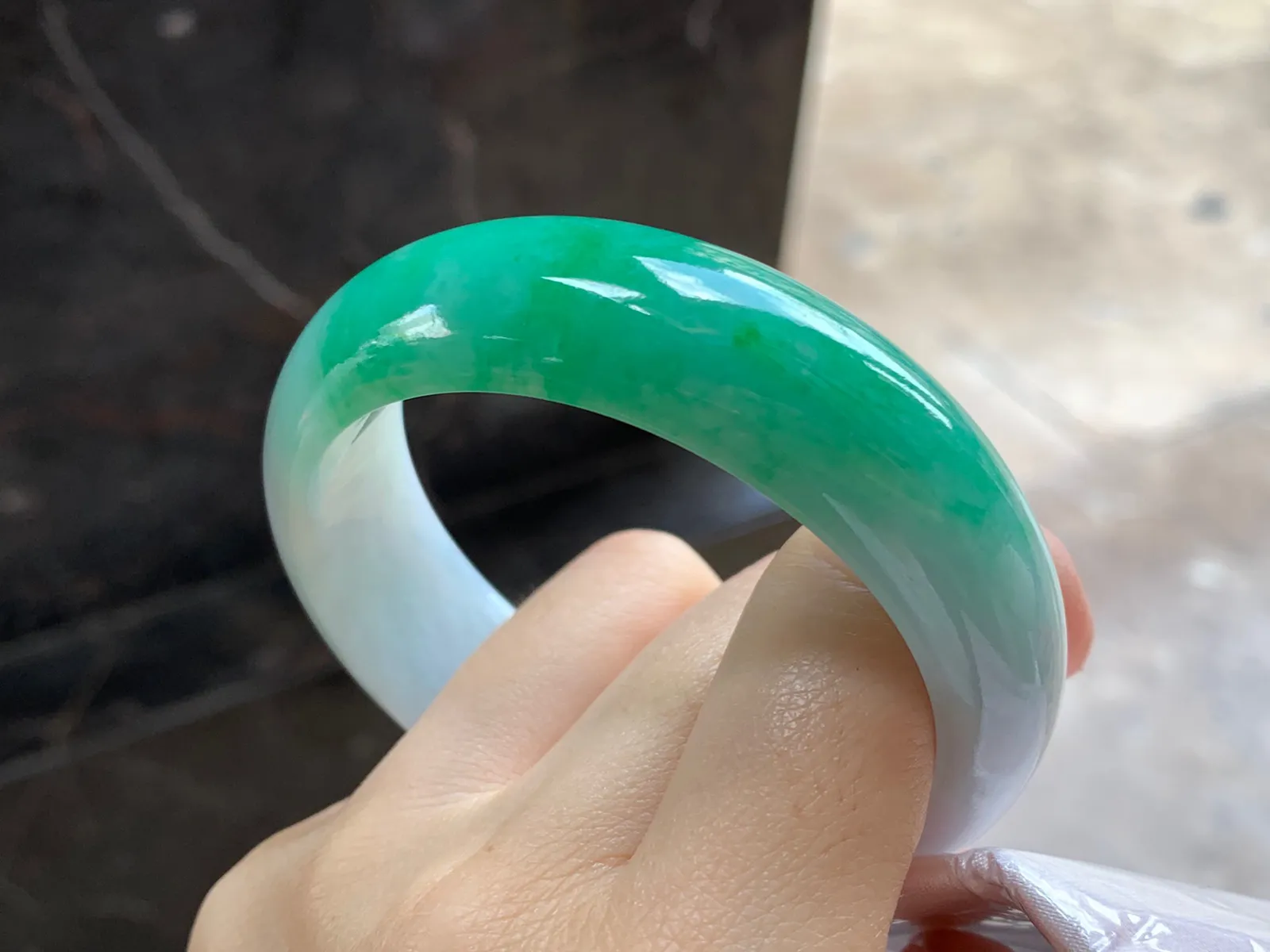 带色宽版手镯
尺寸：55.3-17.4-8mm
肉质细腻干净～版型大气 一大截绿色浓郁