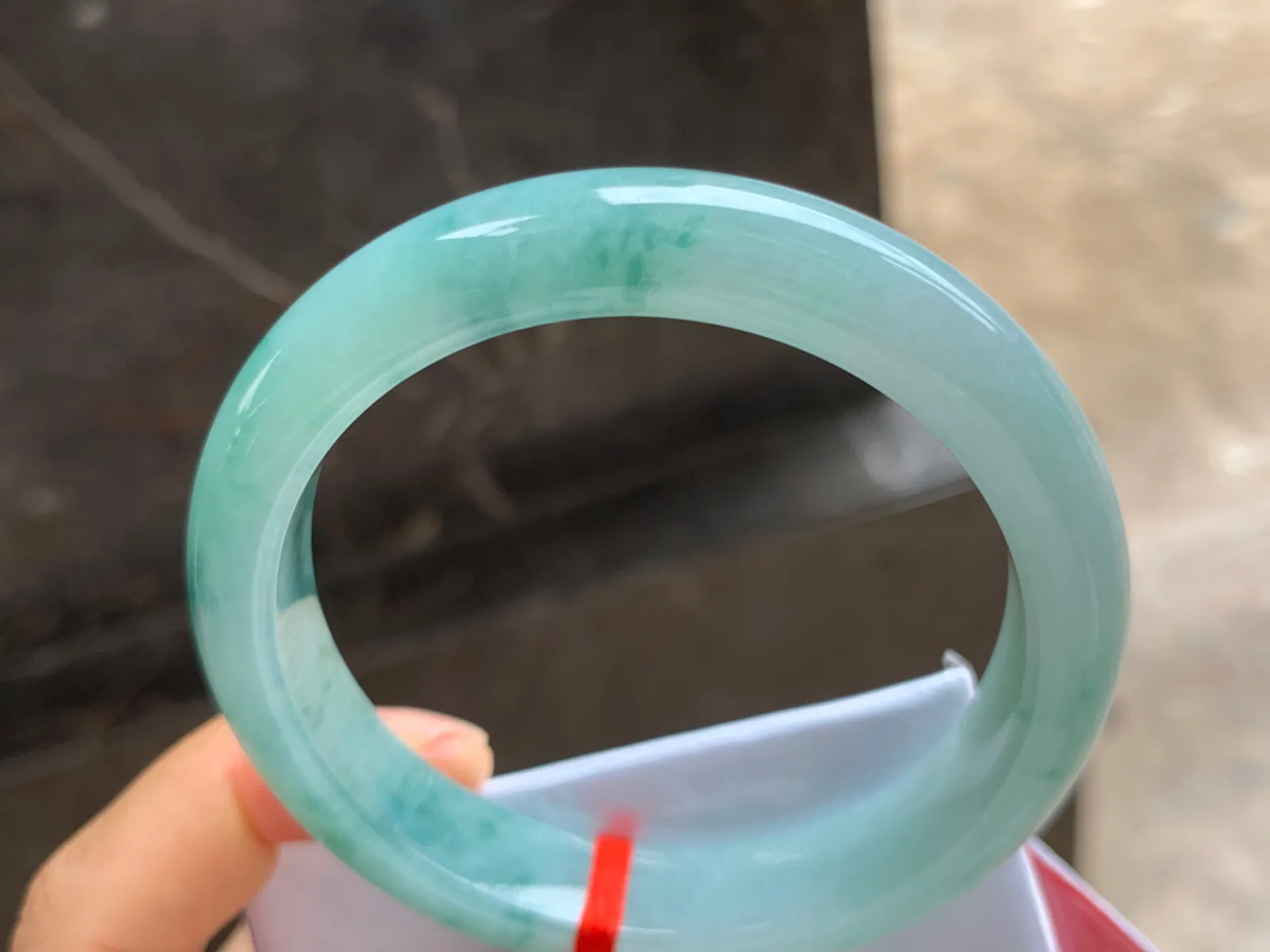 57-12.5-8.5mm
飘花手镯 底子细腻 花色清爽 性价比不错