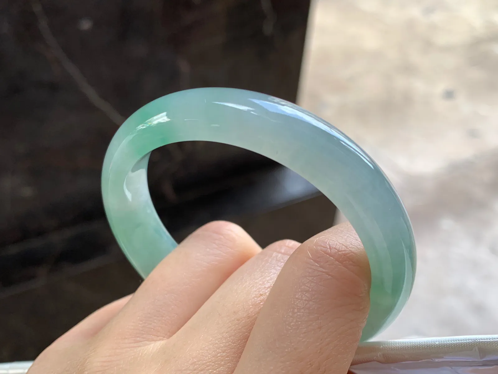 晴绿手镯
尺寸：54.2-12-7.9mm
种老肉细～水润清秀上手漂亮