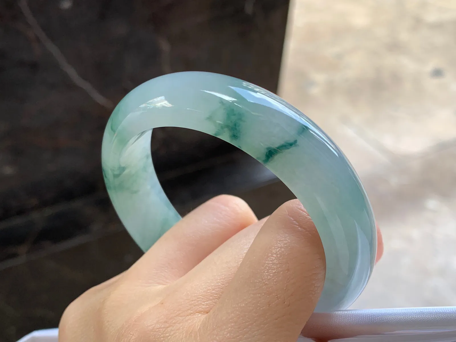飘花手镯
尺寸：57.3-15.5-8.5mm
肉质细腻～水润十足