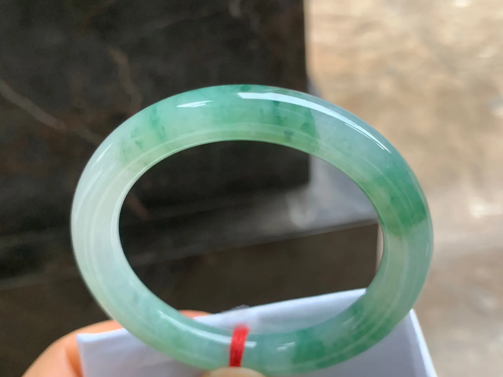 51-9.5-8.5mm
飘花圆条手镯 水润绿花 上手漂亮