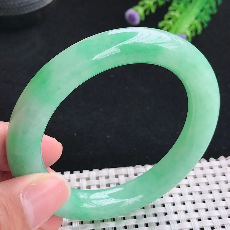 自然光55.5圈口老坑精美温润满绿苹果绿圆条手镯翡翠玉镯尺寸55.5/11.2/10.8