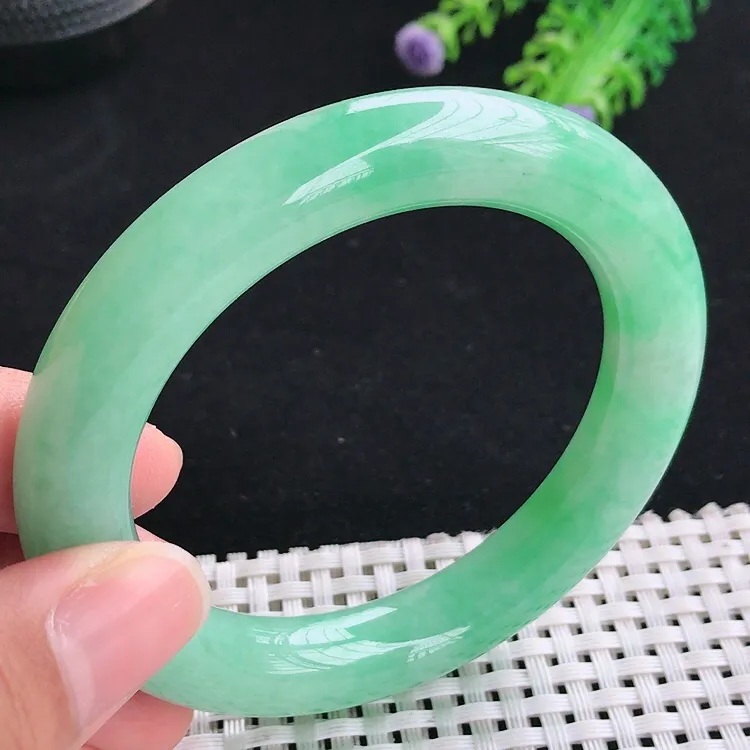 自然光55.5圈口老坑精美温润满绿苹果绿圆条手镯翡翠玉镯尺寸55.5/11.2/10.8
