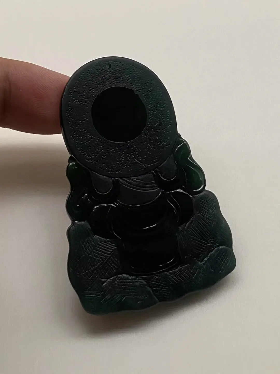 墨翠【普贤菩萨】细腻干净，黑度极黑，性价比高，雕工精湛，打灯透绿.