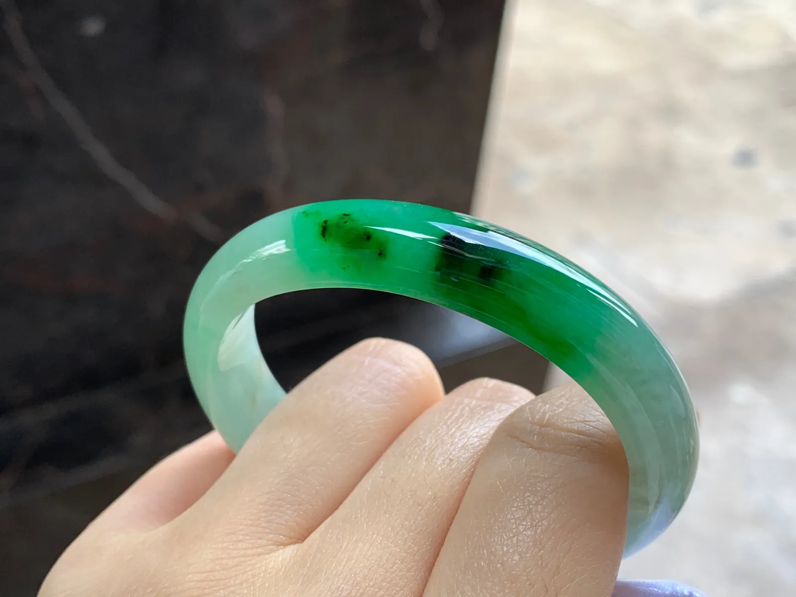 带色贵妃镯
尺寸：53.2-11.3-7mm
肉质细腻～正圈50 51可以戴有牛毛纹不影响