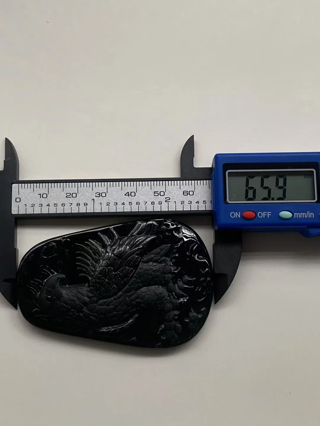 墨翠【大展宏图】细腻干净，黑度极黑、性价比高，雕工精湛，打灯透绿‘