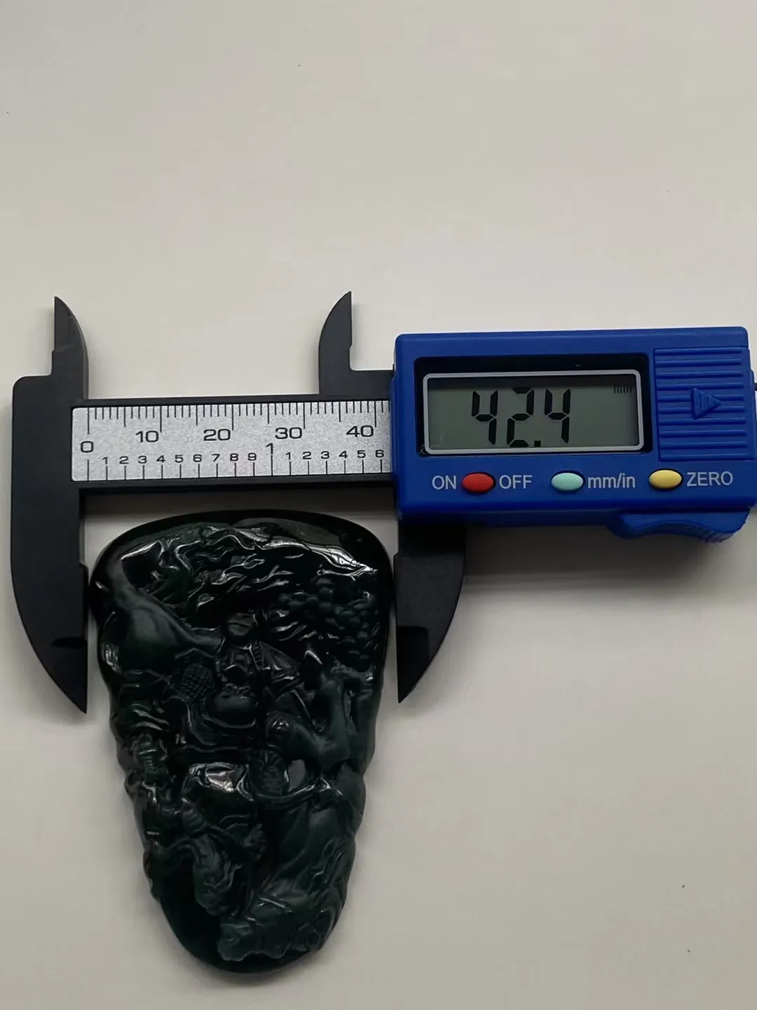 墨翠【骑马关公】细腻干净，黑度好，性价比高，雕工精湛，打灯透绿‘