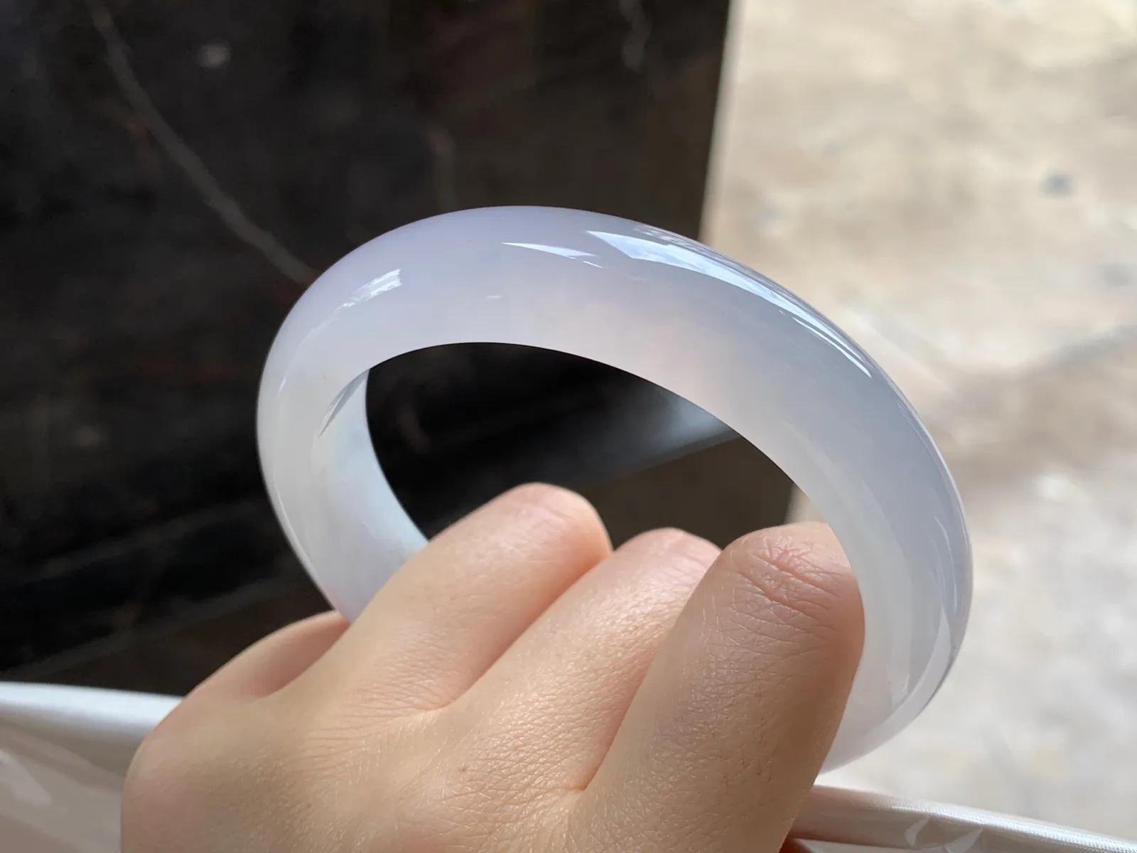 冰种手镯
尺寸：59.7-14.6-9.1mm
种水好 小清新 上手好看