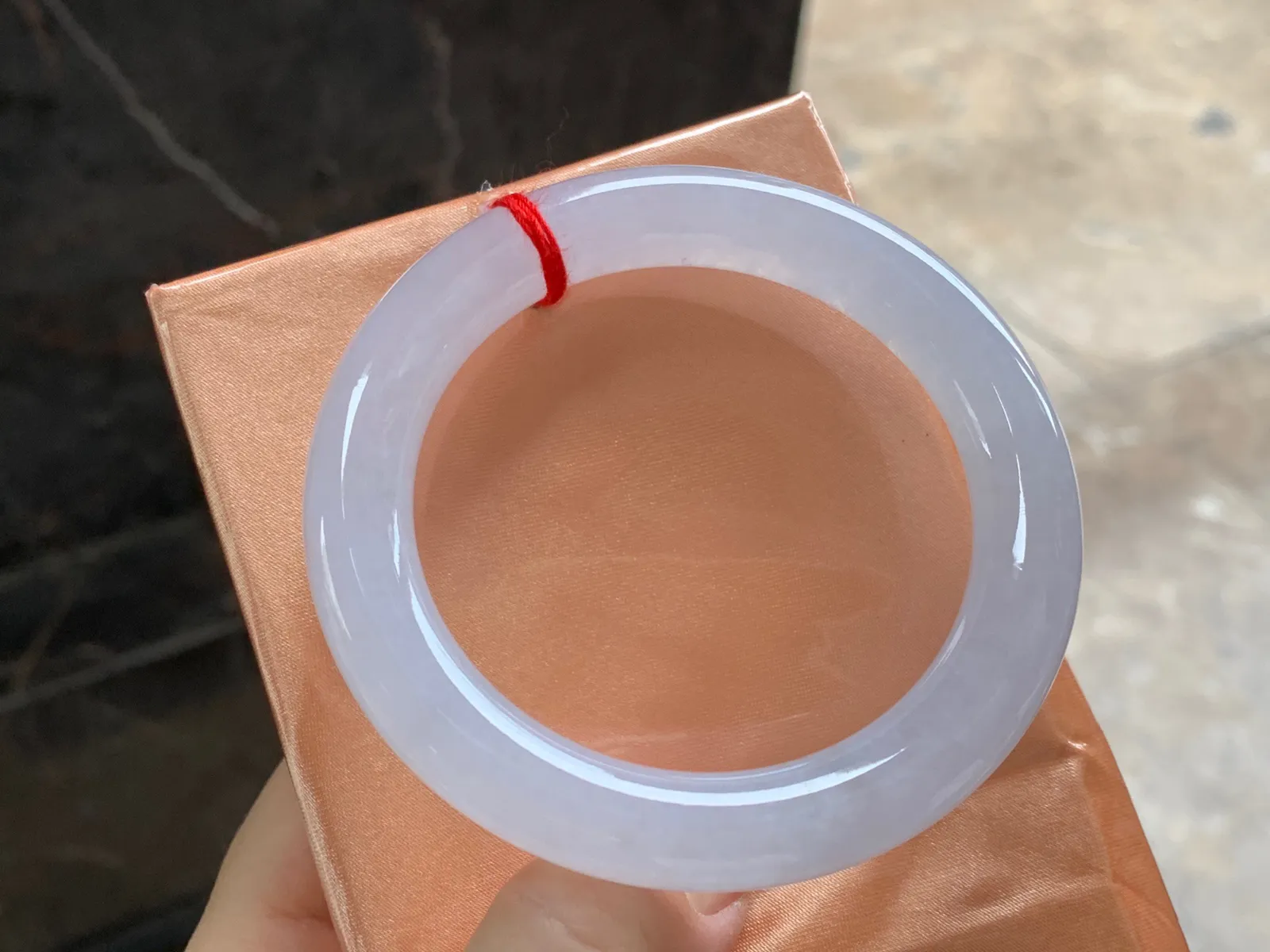 冰圆条手镯
尺寸：55.8-10.4mm
种水好 小清新上手好看