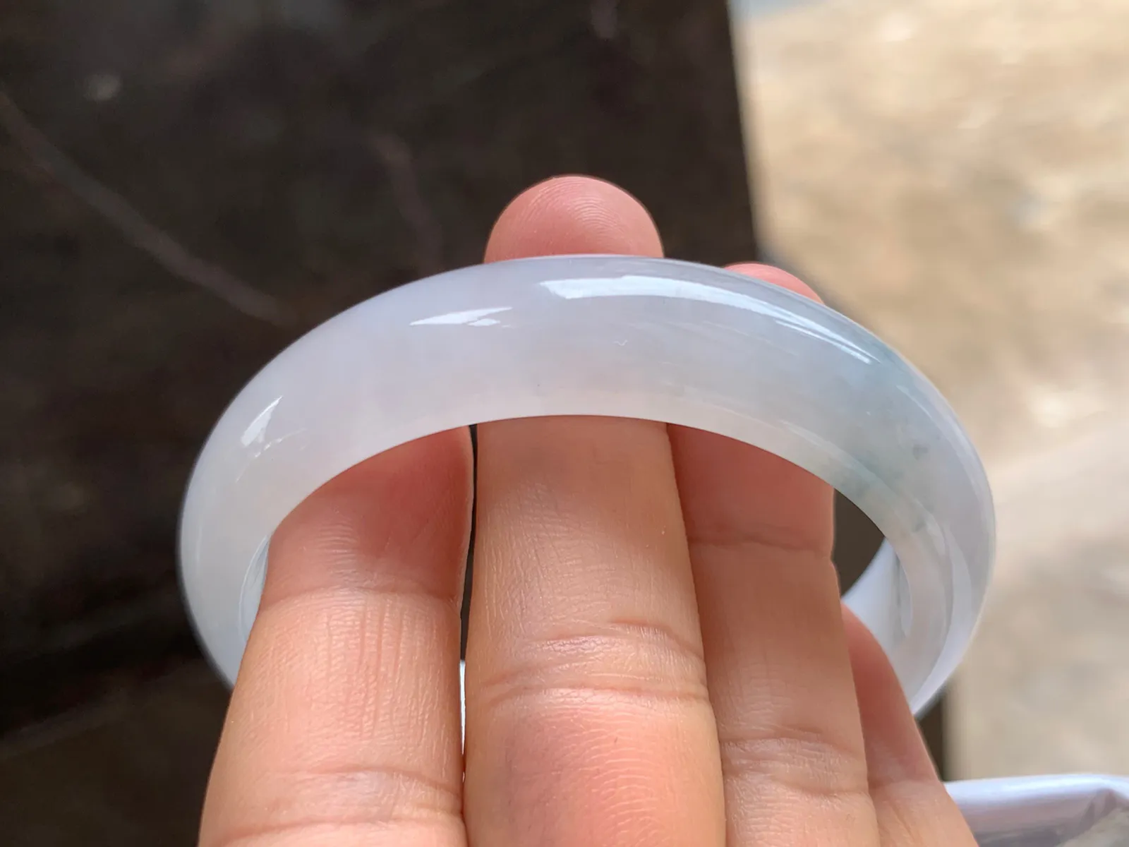 55-15-7mm
冰种飘花贵妃手镯 水润冰透 清爽干净