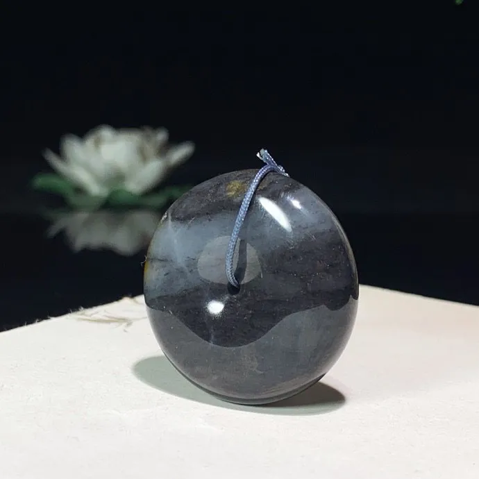 新疆籽料青花平安扣挂件。尺寸33/11mm重22.9克，白度一级。玉质细腻油润 脂粉好，品质好 lt