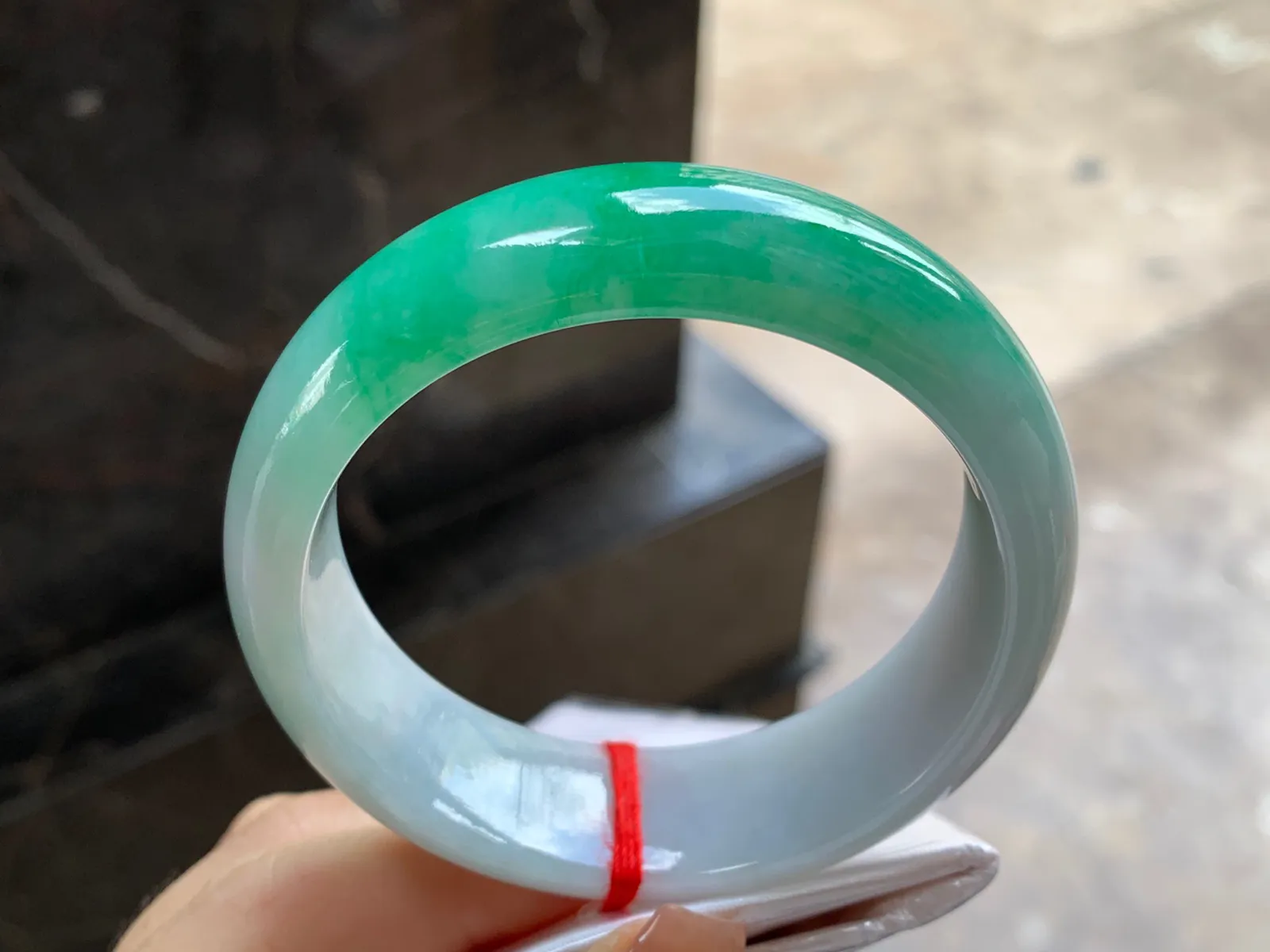 带色宽版手镯
尺寸：55.3-17.4-8mm
肉质细腻干净～版型大气 一大截绿色浓郁