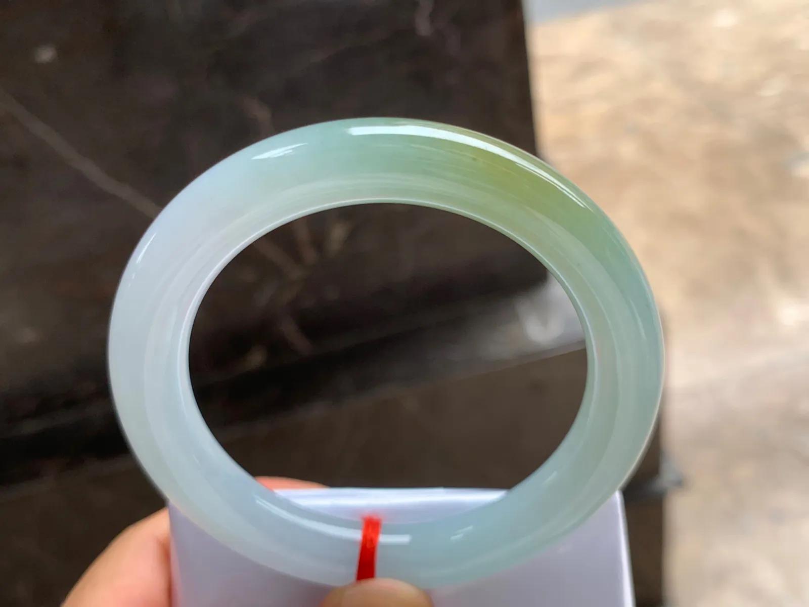 55.5-10mm
黄翡圆条手镯 种好细腻 颜色漂亮