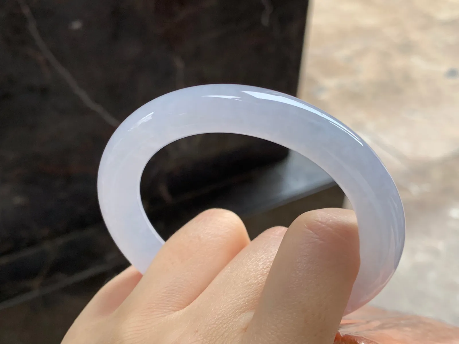 冰圆条手镯
尺寸：55.8-10.4mm
种水好 小清新上手好看