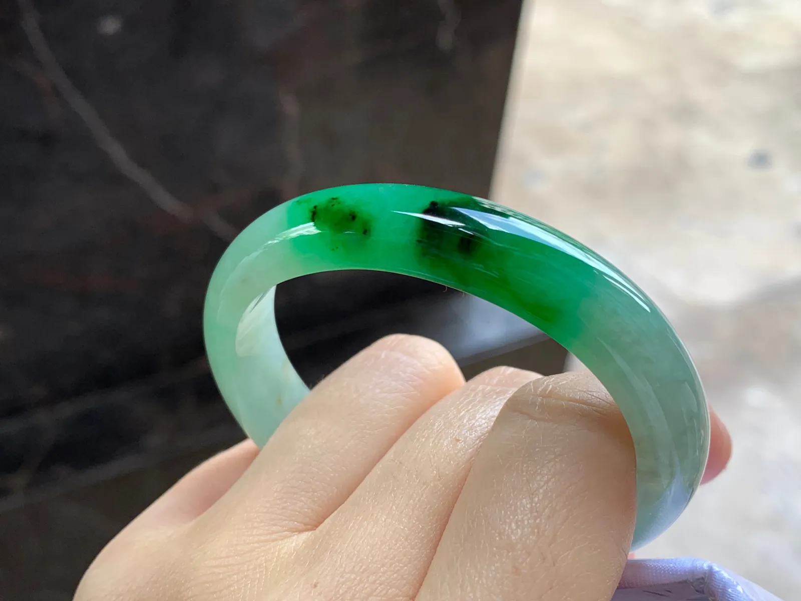 带色贵妃镯
尺寸：53.2-11.3-7mm
肉质细腻～正圈50 51可以戴有牛毛纹不影响