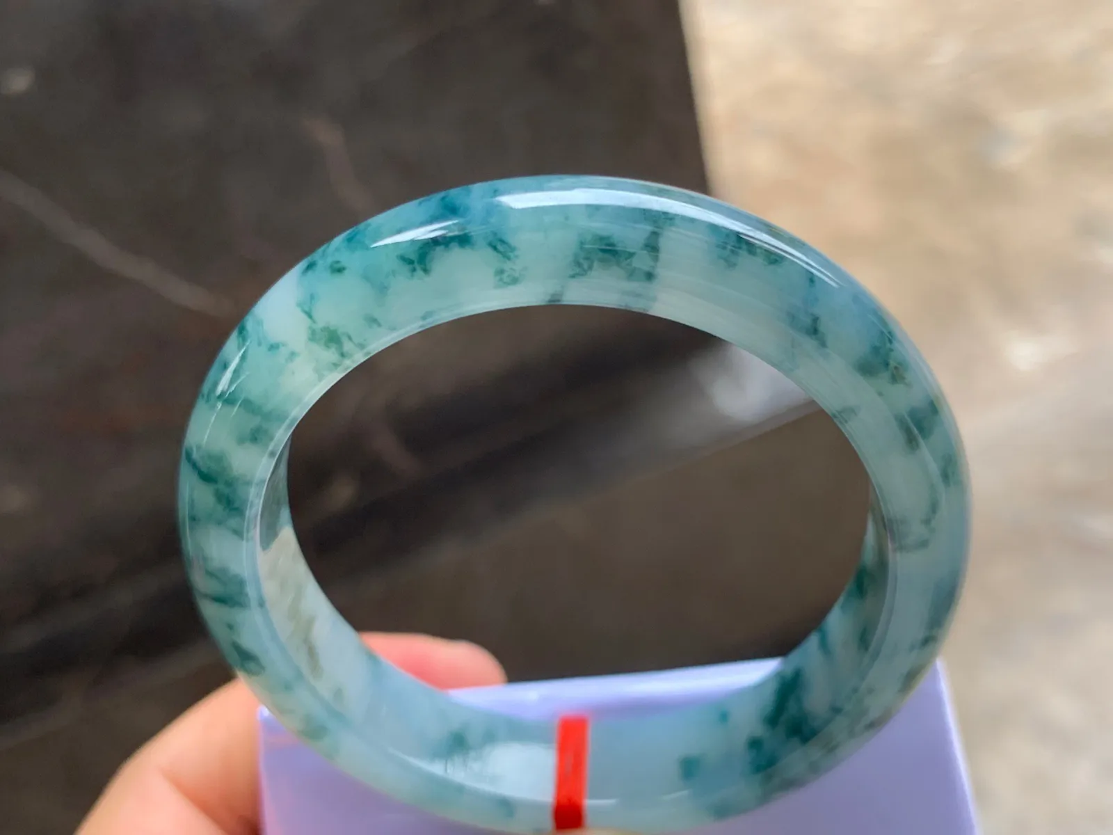 53-12-8mm
飘花贵妃手镯 种好细腻 花色均匀