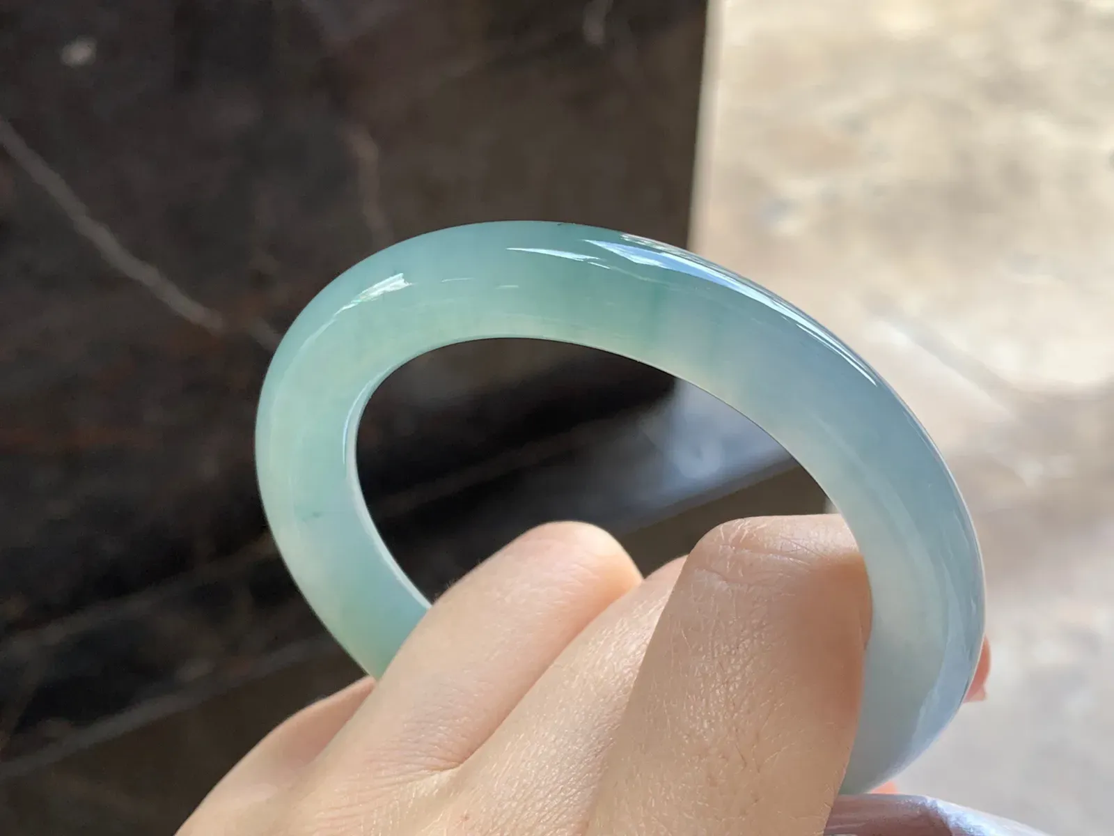 晴水圆条手镯
尺寸：53.5-9.8mm
种水好 干净清秀 很耐看的料子