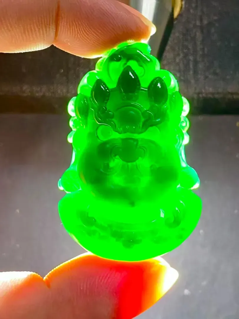墨翠【黄财神】细腻干净，黑度好，性价比高，雕工精湛，打灯透绿.